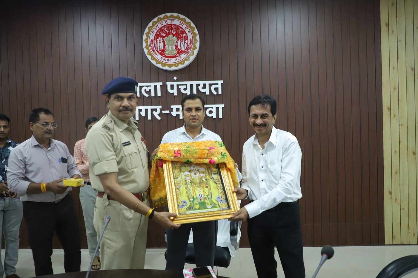 Dr. Anil Singhvi being felicitated at the district headquarters, Agar