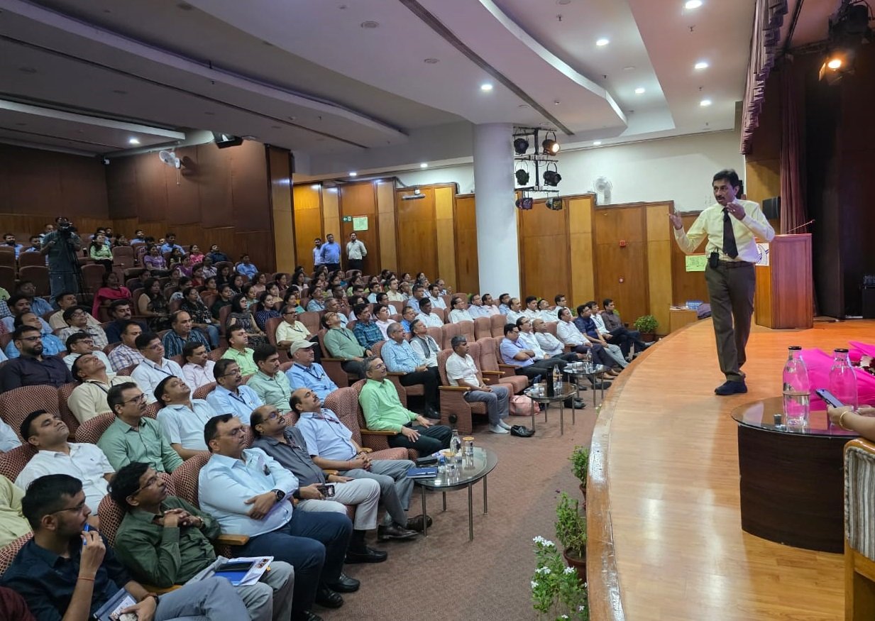 Dr. Anil Singhvi addressing a full auditorium at the National Highways Authority of India headquarters, Delhi